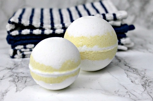 DIY Lemon Swirl Bath Bombs Tutorial- Commercial bath bombs can be pricey, but homemade bath bombs are really inexpensive! Save money and make your own homemade lemon swirl bath bombs with this tutorial! | DIY beauty products, DIY gift ideas, homemade gift ideas, essential oils, #bathBomb #DIY #ACultivatedNest