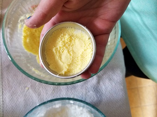 How to Make Homemade Lemon Bath Bombs- Commercial bath bombs can be pricey, but homemade bath bombs are really inexpensive! Save money and make your own homemade lemon swirl bath bombs with this tutorial! | DIY beauty products, DIY gift ideas, homemade gift ideas, essential oils, #bathBomb #DIY #ACultivatedNest