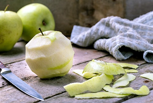 Wat te doen met appelschillen - De volgende keer dat u extra appelschillen overhoudt, gooi ze dan niet weg!  Gebruik ze in plaats daarvan met deze superslimme manieren om appelschillen te gebruiken!  |  appelschillen, manieren om appels te gebruiken, de hele appel gebruiken, voedselverspilling verminderen, zuinig leven, #frugal #apples #ACultivatedNest