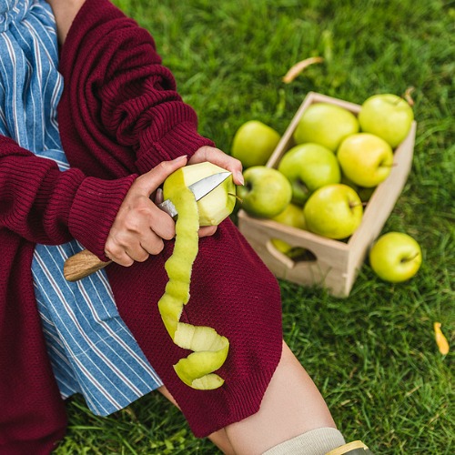 10 slimme manieren om appelschillen te gebruiken - De volgende keer dat u extra appelschillen overhoudt, gooit u ze niet weg!  Gebruik ze in plaats daarvan met deze superslimme manieren om appelschillen te gebruiken!  |  appelschillen, manieren om appels te gebruiken, de hele appel gebruiken, voedselverspilling verminderen, zuinig leven, #frugal #apples #ACultivatedNest
