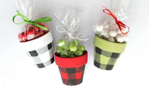 DIY Checkered Gift Pots- These DIY buffalo check terracotta gift pots are a fun and creative way to give food gifts or homemade gifts! These would be perfect for Christmas! | handmade gift, homemade gift, craft, how to wrap food gifts, how to give food presents, candy gift containers, #diy #Christmas #ACultivatedNest