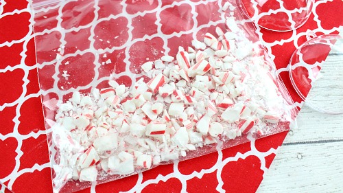 DIY Candy Cane Bath Bombs- For a fun and festive way to relax this holiday season, make these DIY candy cane bath bombs! They make a great homemade gift! | beauty, bath fizzy tutorial, #bathBomb #DIYGift #ACultivatedNest