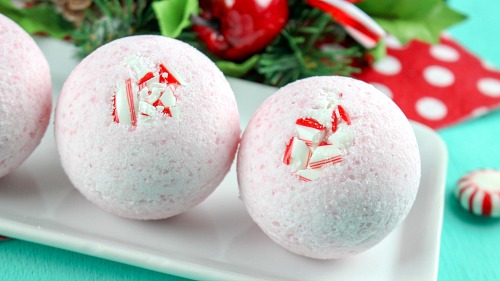 DIY Candy Cane Bath Bombs Homemade Gift- For a fun and festive way to relax this holiday season, make these DIY candy cane bath bombs! They make a great homemade gift! | beauty, bath fizzy tutorial, #bathBomb #DIYGift #ACultivatedNest