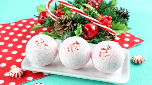 DIY Candy Cane Bath Bombs- For a fun and festive way to relax this holiday season, make these DIY candy cane bath bombs! They make a great homemade gift! | beauty, bath fizzy tutorial, #bathBomb #DIYGift #ACultivatedNest