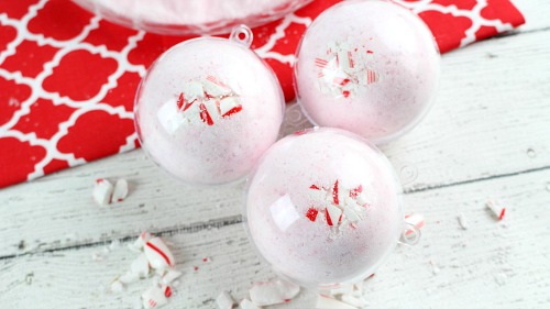 DIY Candy Cane Bath Bombs Gift- For a fun and festive way to relax this holiday season, make these DIY candy cane bath bombs! They make a great homemade gift! | beauty, bath fizzy tutorial, #bathBomb #DIYGift #ACultivatedNest