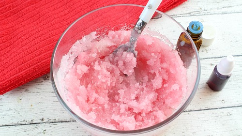 Make Your Own Candy Cane Sugar Scrub Cubes- These DIY candy cane sugar scrub cubes smell like peppermint! They're wonderful DIY Christmas gifts, or a great way to keep your skin healthy in the winter! | body scrub, face scrub, hand scrub, homemade gift ideas, #diyGift #sugarScrub #ACultivatedNest