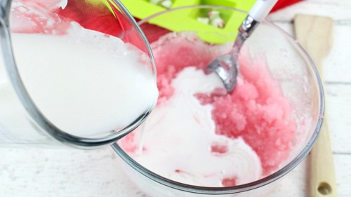 Christmas DIY Sugar Scrub Cubes- These DIY candy cane sugar scrub cubes smell like peppermint! They're wonderful DIY Christmas gifts, or a great way to keep your skin healthy in the winter! | body scrub, face scrub, hand scrub, homemade gift ideas, #diyGift #sugarScrub #ACultivatedNest