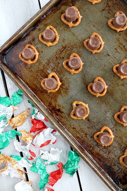 Holiday Pretzel Rolo Bites Recipe- Just because the holidays are a busy time doesn't mean you can't make some fun, festive snacks! These holiday pretzel rolo bites only take 10 minutes! | easy appetizer recipe, chocolate pretzel dessert, holiday snack, #recipe #Christmas #ACultivatedNest