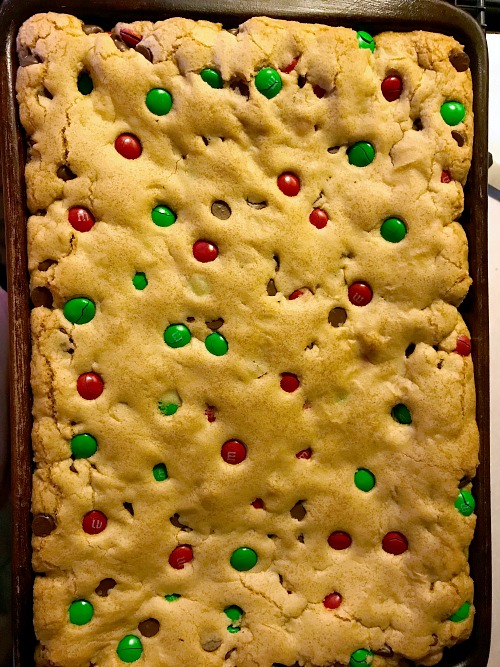Chocolate Chip Cookie Bars Christmas Baking Recipe- These chocolate chip Christmas cookie bars are an easy way to make a big holiday dessert to feed a crowd! These would also make a great food gift! | easy dessert recipe, homemade food gift idea, holiday baking recipes, #Christmas #cookies #ACultivatedNest