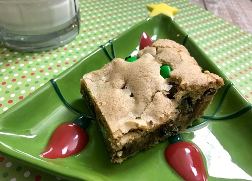 Chocolate Chip Christmas Cookie Bars- These chocolate chip Christmas cookie bars are an easy way to make a big holiday dessert to feed a crowd! These would also make a great food gift! | easy dessert recipe, homemade food gift idea, holiday baking recipes, #Christmas #cookies #ACultivatedNest
