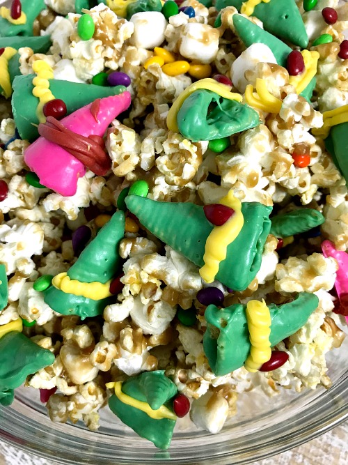 Christmas Popcorn Recipe- This quick and easy elf maple popcorn is the perfect holiday sweet treat! And it's a great pairing with the Elf movie, or Elf on a Shelf! | Christmas popcorn, popcorn food gift idea, maple syrup popcorn, #recipe #popcorn #ACultivatedNest