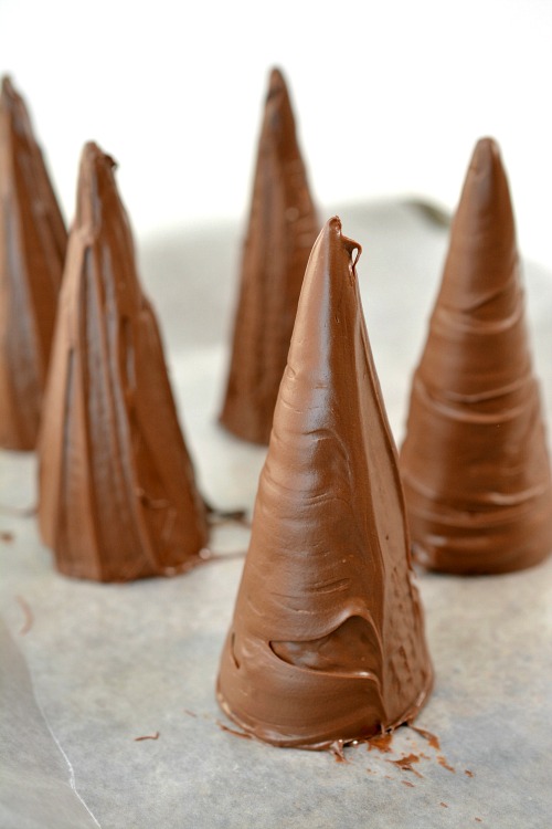 New Year’s Eve Party Hat Treats Recipe- These festive and easy New Year's party hat treats are quick chocolatey treats that are sure to make your New Year's Eve party delicious! | easy dessert, chocolate New year's Eve recipe, party food, celebration food, #appetizer #NewYearsEve #ACultivatedNest