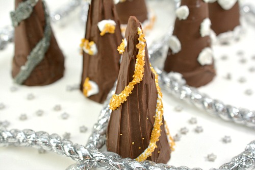 Sparkly New Year's Party Hat Treats- These festive and easy New Year's party hat treats are quick chocolatey treats that are sure to make your New Year's Eve party delicious! | easy dessert, chocolate New year's Eve recipe, party food, celebration food, #appetizer #NewYearsEve #ACultivatedNest