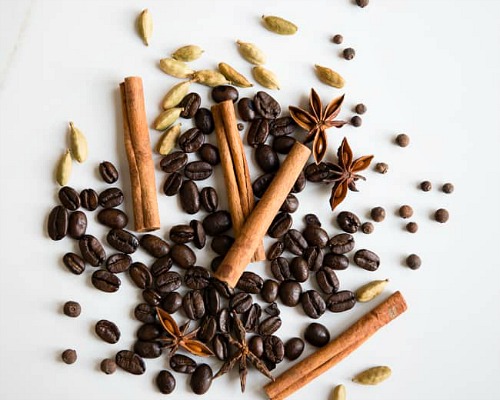 Coffee Simmer Pot Recipe- If you want to make your home smell wonderful the all-natural way, then you have to try these DIY simmer pot recipes for spring and summer! | natural air freshener, how to make your home smell good, chemical-free DIY air freshener, #DIY #simmerPot #ACultivatedNest