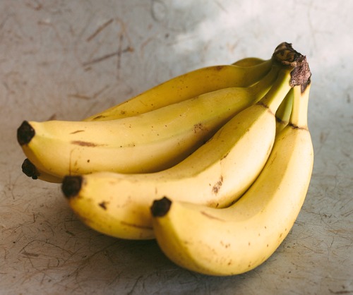 https://acultivatednest.com/wp-content/uploads/2019/03/10-natural-ways-to-get-rid-of-fruit-flies-bananas.jpg