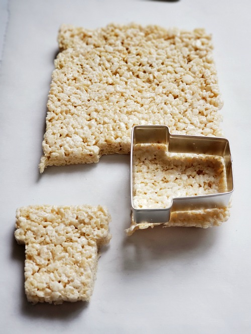 Spring Homemade Rice Krispies Treats Recipe- For a fun spring dessert recipe, you have to make these adorable flower pot rice krispies treats! These would be perfect for spring party treats! | spring party dessert ideas, home rice krispies, crispy rice recipe, #dessert #recipe #riceKrispiesTreats #ACultivatedNest