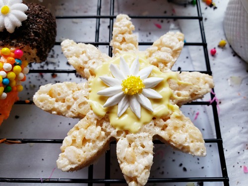 Spring Flowers Party Dessert Recipe- For a fun spring dessert recipe, you have to make these adorable flower pot rice krispies treats! These would be perfect for spring party treats! | spring party dessert ideas, home rice krispies, crispy rice recipe, #dessert #recipe #riceKrispiesTreats #ACultivatedNest