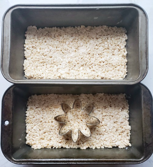 Flower Rice Krispies Treats- For a fun spring dessert recipe, you have to make these adorable flower pot rice krispies treats! These would be perfect for spring party treats! | spring party dessert ideas, home rice krispies, crispy rice recipe, #dessert #recipe #riceKrispiesTreats #ACultivatedNest
