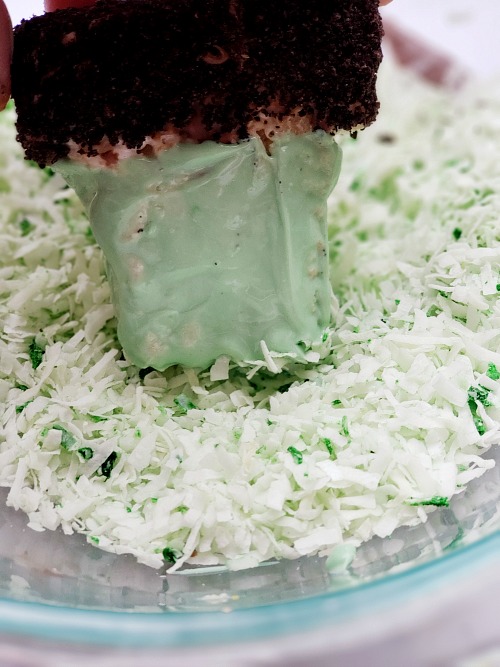 Spring Flowers Recipe- For a fun spring dessert recipe, you have to make these adorable flower pot rice krispies treats! These would be perfect for spring party treats! | spring party dessert ideas, home rice krispies, crispy rice recipe, #dessert #recipe #riceKrispiesTreats #ACultivatedNest