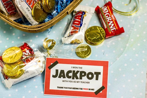 Jackpot Teacher Appreciation Gift DIY + Free Printable Tag- Give your kids' teachers a clever (and tasty) gift this year! This jackpot themed DIY teacher appreciation gift also has a matching free printable tag! | candy gift for teachers, food gift for teachers, end of the school year gift, end of the semester gift, #diyGift #teacherAppreciation #homemadeGift #ACultivatedNest