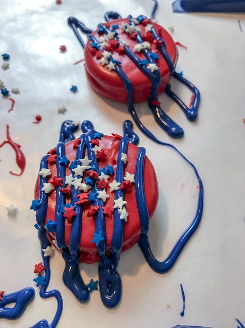 4th of July Oreos Recipe- These patriotic decorated Oreos are a quick and easy treat that would be perfect for your next Memorial Day or Fourth of July party! | 4th of July recipes, red, white, and blue dessert ideas, candy covered Oreos, #4thOfJuly #MemorialDay #dessert #ACultivatedNest