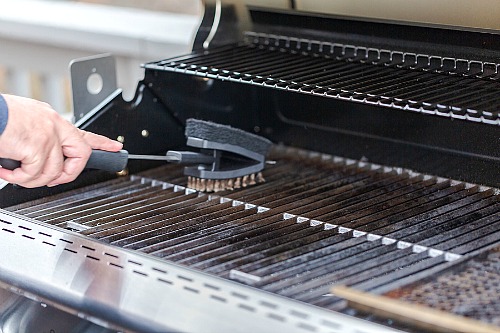 Grill Cleaning Hacks- It doesn't have to take ages to clean your gas or charcoal grill, if you know these tips! Here are all the best tips and tricks for how to clean your grill the easy way! | grill cleaning hacks, clean charcoal grill, clean gas grill, clean grill at the end of summer, #grilling #cleaningTips #cleaning #ACultivatedNest