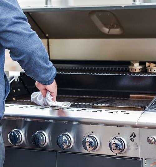 Easy Ways to Clean Your Grill- It doesn't have to take ages to clean your gas or charcoal grill, if you know these tips! Here are all the best tips and tricks for how to clean your grill the easy way! | grill cleaning hacks, clean charcoal grill, clean gas grill, clean grill at the end of summer, #grilling #cleaningTips #cleaning #ACultivatedNest