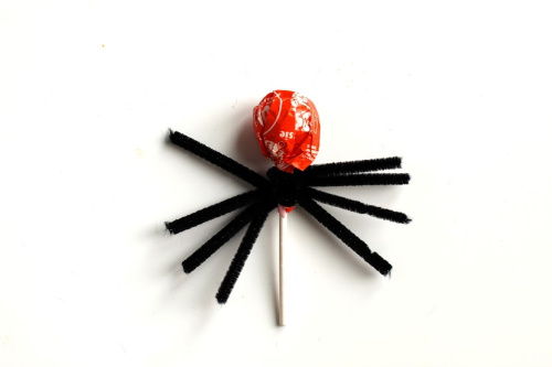 Spider Lollipops Halloween DIY- Your kids will have a fun time doing this Halloween spider lollipops kids craft! They're easy to make, and would be special treats for trick or treaters! | #craft #halloween #kidsCraft #halloweenCandy #ACultivatedNest