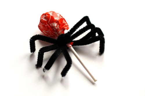 Spider Halloween Lollipops Craft- Your kids will have a fun time doing this Halloween spider lollipops kids craft! They're easy to make, and would be special treats for trick or treaters! | #craft #halloween #kidsCraft #halloweenCandy #ACultivatedNest