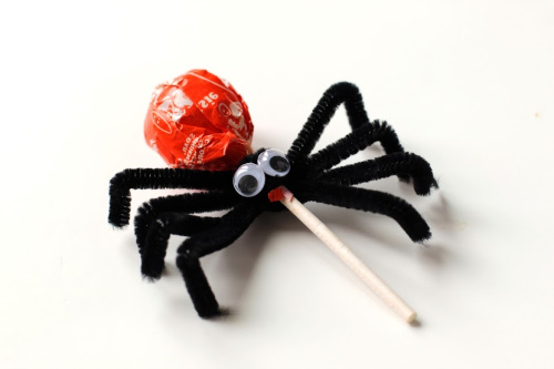 Spider Halloween Lollipops DIY- Your kids will have a fun time doing this Halloween spider lollipops kids craft! They're easy to make, and would be special treats for trick or treaters! | #craft #halloween #kidsCraft #halloweenCandy #ACultivatedNest