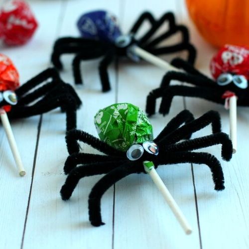 Spider Lollipops Kids Craft- Your kids will have a fun time doing this Halloween spider lollipops kids craft! They're easy to make, and would be special treats for trick or treaters! | #craft #halloween #kidsCraft #halloweenCandy #ACultivatedNest