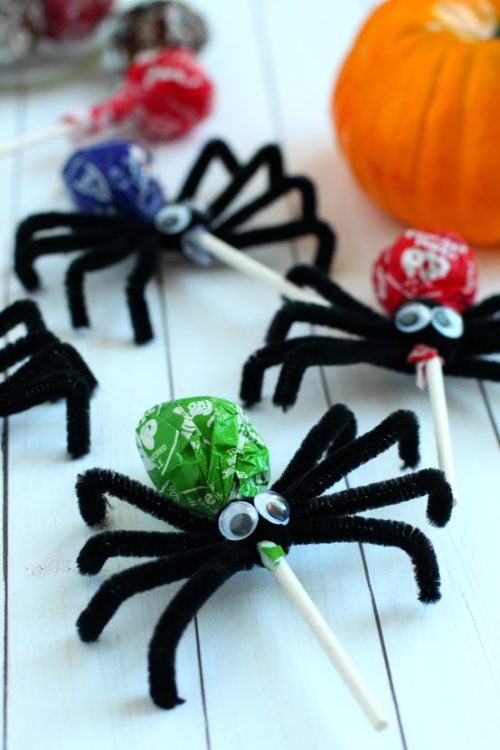 Spider Lollipops Kids Craft for Halloween- Your kids will have a fun time doing this Halloween spider lollipops kids craft! They're easy to make, and would be special treats for trick or treaters! | #craft #halloween #kidsCraft #halloweenCandy #ACultivatedNest