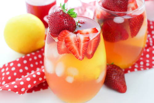 Strawberry Lemonade Made with Fresh Strawberries- This homemade strawberry lemonade recipe is so simple and easy to make. It uses fresh strawberries, and is refined sugar free! Plus, it's delicious! | how to make lemonade, cold drink recipes, #recipe #lemonade #drink #strawberries #ACultivatedNest