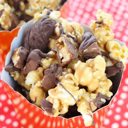 Homemade Snickers Popcorn- If you are looking for a movie night treat, this delicious homemade Snickers popcorn is what you need! It's easy to make and will win over a crowd! | way to use up leftover Halloween Candy, DIY food gifts, #popcorn #recipe #dessertPopcorn #leftoverHalloweenCandy #ACultivatedNest