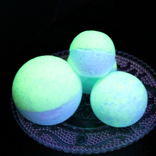 DIY Glow in the Dark Bath Bombs- These DIY glow in the dark bath bombs are so easy to make and fun to use! They make a wonderful homemade beauty product gift as well! | how to make glowing bath bombs, Halloween bath bombs, #bathBomb #DIY #beauty #craft #ACultivatedNest