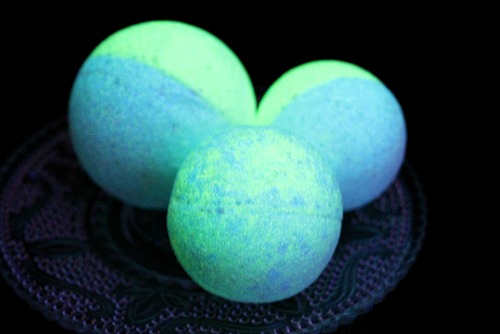 DIY Bath Bombs That Glow in the Dark- These DIY glow in the dark bath bombs are so easy to make and fun to use! They make a wonderful homemade beauty product gift as well! | how to make glowing bath bombs, Halloween bath bombs, #bathBomb #DIY #beauty #craft #ACultivatedNest