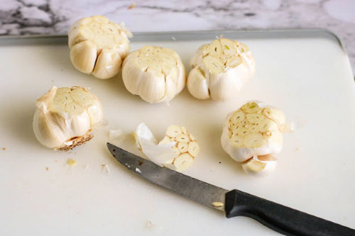 Homemade Roasted Garlic Recipe- This homemade roasted garlic is the perfect addition to tons of dishes! If you want to learn how to roast garlic at home, it's very easy, and delicious! | #garlic #homemade #recipe #roastedGarlic #ACultivatedNest
