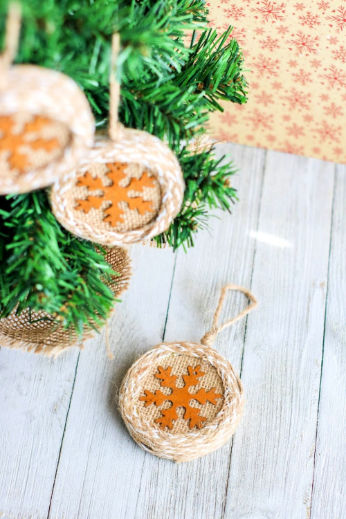 Rustic Mason Jar Lid Ornament Craft- This beautiful burlap Mason jar lid ornament is easy to make and would look lovely on your Christmas tree! It also makes a great DIY ornament gift! | homemade ornament, rustic Christmas ornament DIY, #ChristmasCraft #ChristmasOrnament #craft #DIY #ACultivatedNest