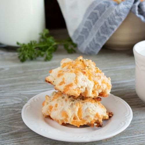 Copycat Red Lobster Cheddar Bay Biscuits- Sink your teeth into these copycat Red Lobster Cheddar Bay Biscuits! They are soft, warm, packed with flavor and easy to make! | #copycatRecipes #recipe #biscuits #food #ACultivatedNest