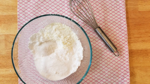 DIY Strawberry Donut Bath Bomb Recipe- Make this strawberry donut DIY bath bomb recipe to keep for yourself or give as gifts! They smell amazing and are easy to make! | #DIY #craft #bathBomb #diyGift #ACultivatedNest