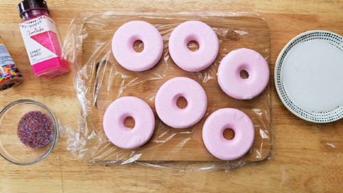 Strawberry DIY Donut Bath Bomb- Make this strawberry donut DIY bath bomb recipe to keep for yourself or give as gifts! They smell amazing and are easy to make! | #DIY #craft #bathBomb #diyGift #ACultivatedNest