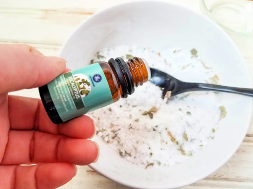 Soothing DIY Eucalyptus Shower Steamers- These soothing DIY eucalyptus shower melts can help clear your sinuses if you have a stuffy nose. And they're very easy to make! | #showerMelt #DIY #showerFizzy #essentialOils #ACultivatedNest