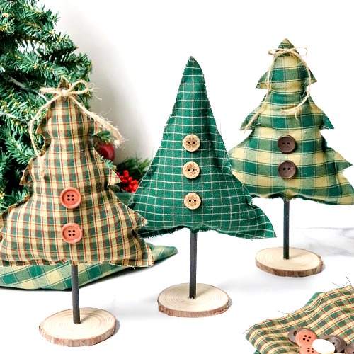 Festive No-Sew Tree Craft- No sewing experience is needed for this festive no-sew tree craft! It's easy and fun to make, and is a beautiful addition to your holiday decor! | holiday decoration DIY, Christmas tree craft, #craft #DIY #ChristmasDecor #noSew #ACultivatedNest