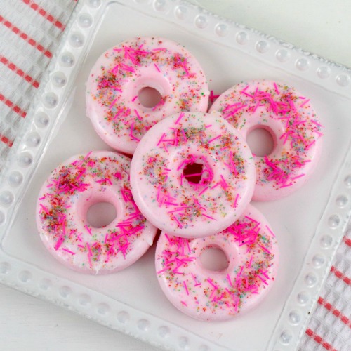 Strawberry Donut DIY Bath Bomb Recipe- Make this strawberry donut DIY bath bomb recipe to keep for yourself or give as gifts! They smell amazing and are easy to make! | #DIY #craft #bathBomb #diyGift #ACultivatedNest