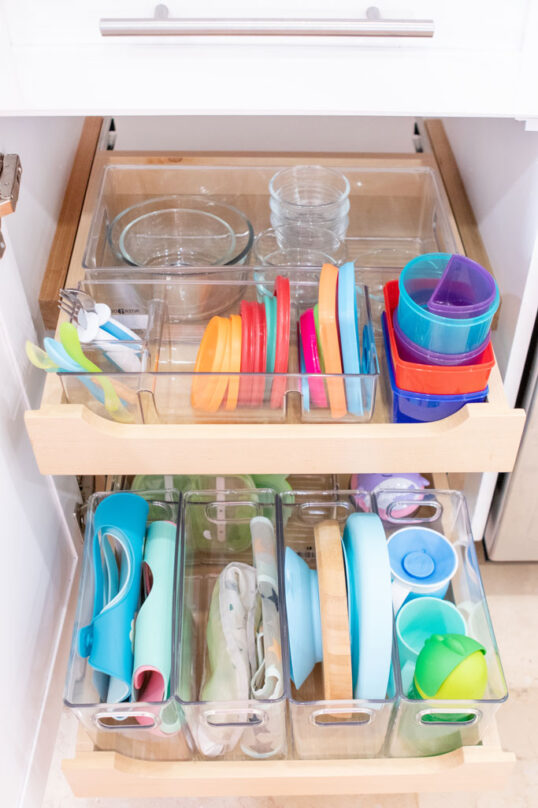 12 Space Saving Kitchen Organizing Ideas- If you want to be able to find things fast in your kitchen, you need to check out these space saving kitchen drawer organization ideas! | #organizingTips #homeOrganization #kitchenOrganization #organizing #ACultivatedNest