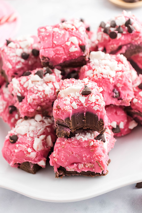 Easy Peppermint Fudge Homemade Recipe- For a special treat this holiday season, you have to make this delicious homemade peppermint fudge! It also makes a great DIY food gift! | homemade food gift, Christmas dessert ideas, homemade fudge recipe, #fudge #dessert #dessertRecipes #peppermintRecipes #ACultivatedNest
