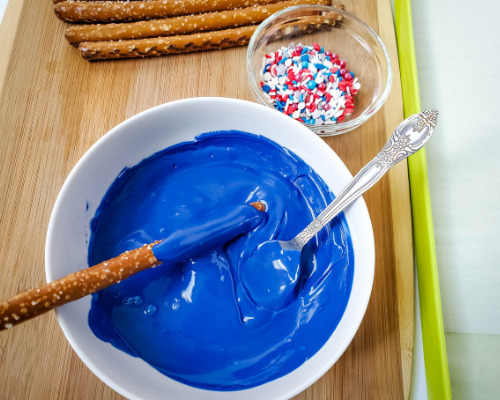 Festive Patriotic Pretzel Rods- If you are looking for something fun, try these adorable patriotic pretzel rods! They are fabulous for Memorial Day or the Fourth of July! | red white and blue recipe, patriotic recipe, easy snacks, easy desserts, candy melts pretzels, #FourthOfJuly #MemorialDay #pretzelRods #dessertRecipe #ACultivatedNest