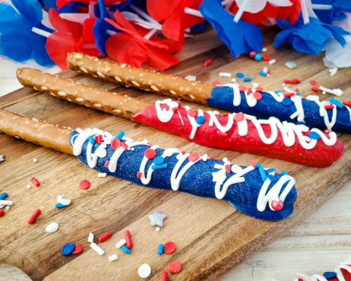 Fourth of July Pretzel Rods- If you are looking for something fun, try these adorable patriotic pretzel rods! They are fabulous for Memorial Day or the Fourth of July! | red white and blue recipe, patriotic recipe, easy snacks, easy desserts, candy melts pretzels, #FourthOfJuly #MemorialDay #pretzelRods #dessertRecipe #ACultivatedNest