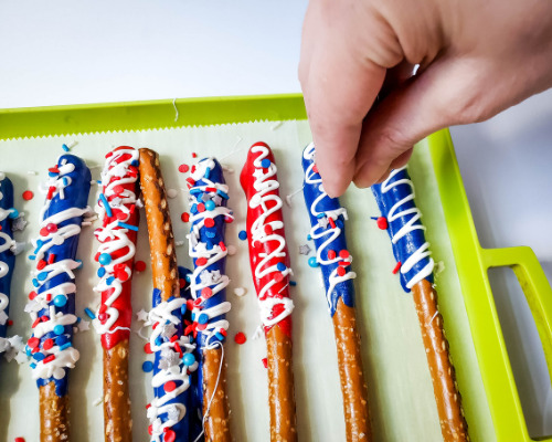 Red White and Blue Pretzel Rods- If you are looking for something fun, try these adorable patriotic pretzel rods! They are fabulous for Memorial Day or the Fourth of July! | red white and blue recipe, patriotic recipe, easy snacks, easy desserts, candy melts pretzels, #FourthOfJuly #MemorialDay #pretzelRods #dessertRecipe #ACultivatedNest