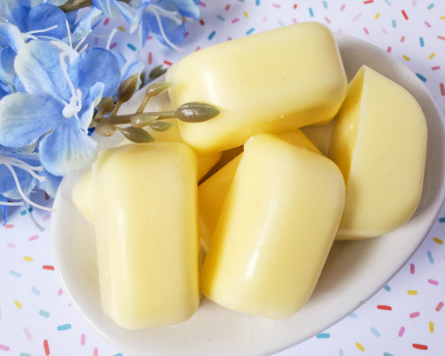 Pineapple DIY Sugar Scrub Bars- These DIY pineapple sugar scrub bars smell amazing, make great gifts, and are super easy to make! They're perfect for spring or summer! | #sugarScrubBars #sugarScrub #homemadeBeautyProducts #diyGifts #ACultivatedNest